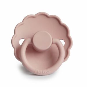 FRIGG Daisy fopspeen in Blush – vooraanzicht Baby draagt crèmekleurige wollen slofjes