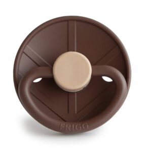 FRIGG Little Viking fopspeen in Cacao – vooraanzicht