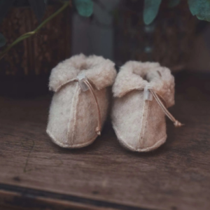 Beige wollen babyslofjes in de kleur Latte