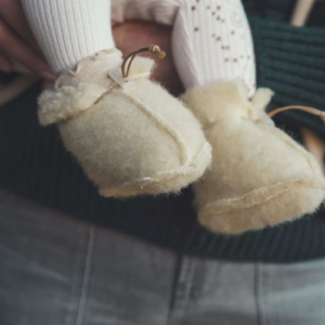 Crèmekleurige wollen babyslofjes in Flat White