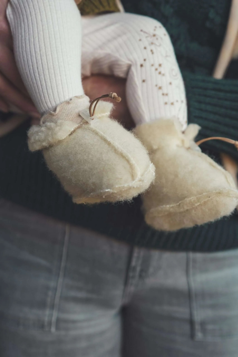 Crèmekleurige wollen babyslofjes in Flat White