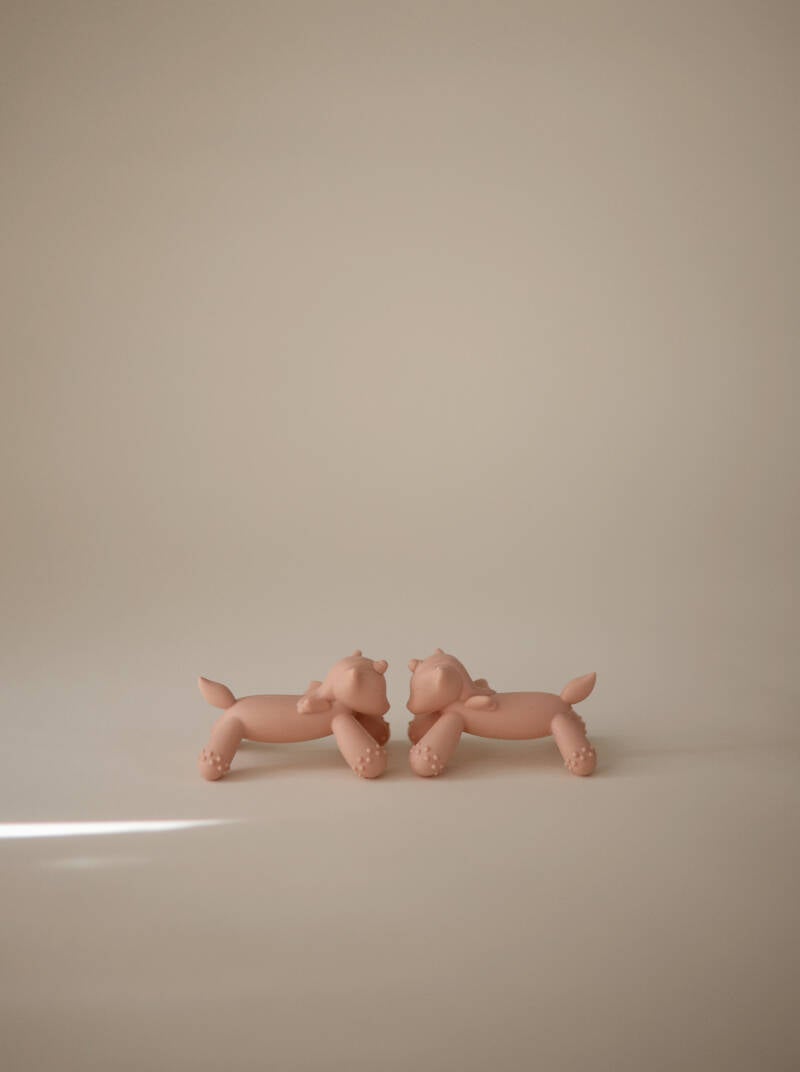 Roze eenhoorn-bijtfiguur op een beige achtergrond