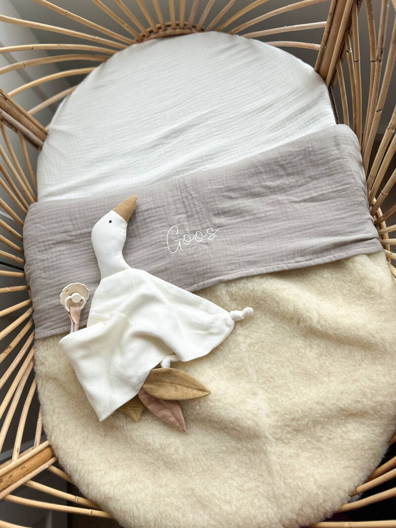 Baby op een gepersonaliseerde Flat White wiegdeken