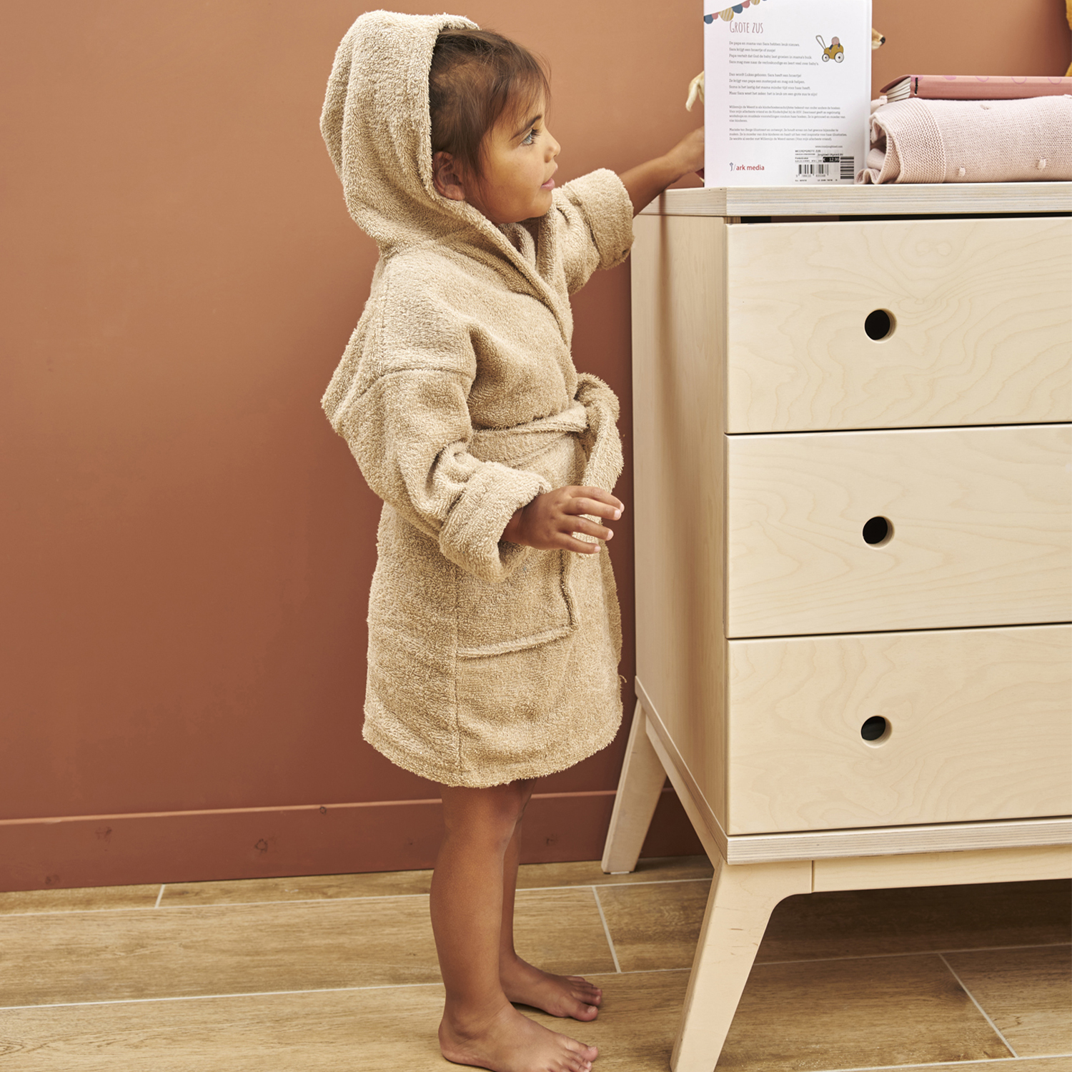 Baby badjas badstof Sand van Atelier Mellow